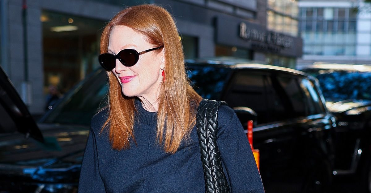 Julianne Wore This Flats Color Trend With Black Trousers