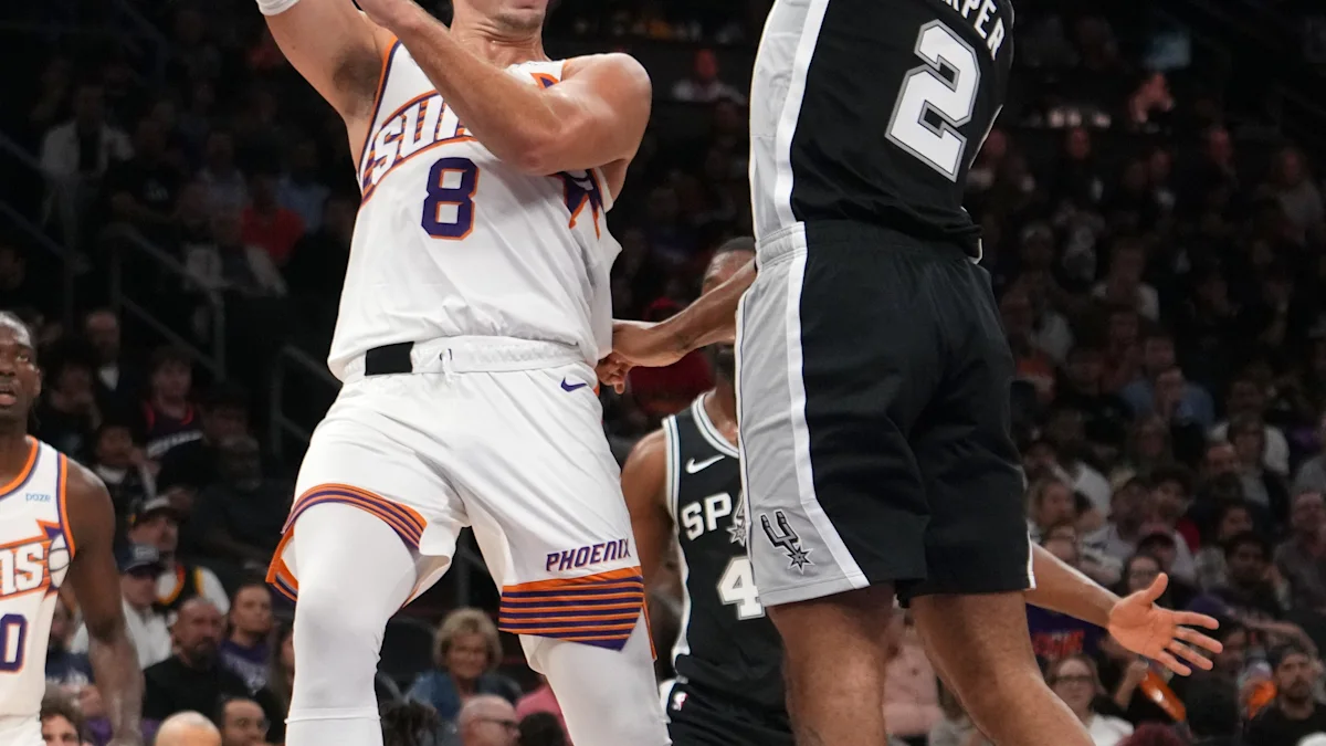 Luke Kennard leaves Suns preseason game after awkward landing
