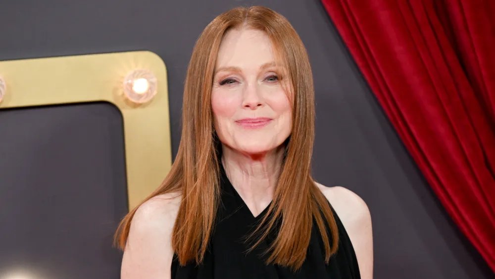 Julianne Moore’s Bottega Veneta Dress Has a Twist at the Hips