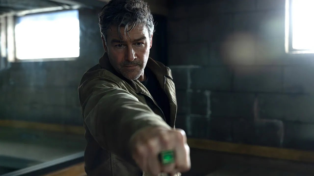 Lanterns Star Kyle Chandler’s Hal Jordan Superhero Casting Rivals Robert Downey Jr.’s Iron Man