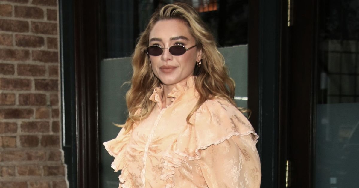 Instead of Jeans, I Keep Spotting Stylish Petite Women In These Two Trouser Trends