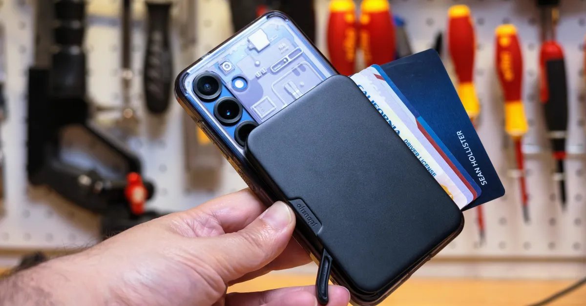This toolless modular lever-action wallet is the coolest I’ve stuck to my phone