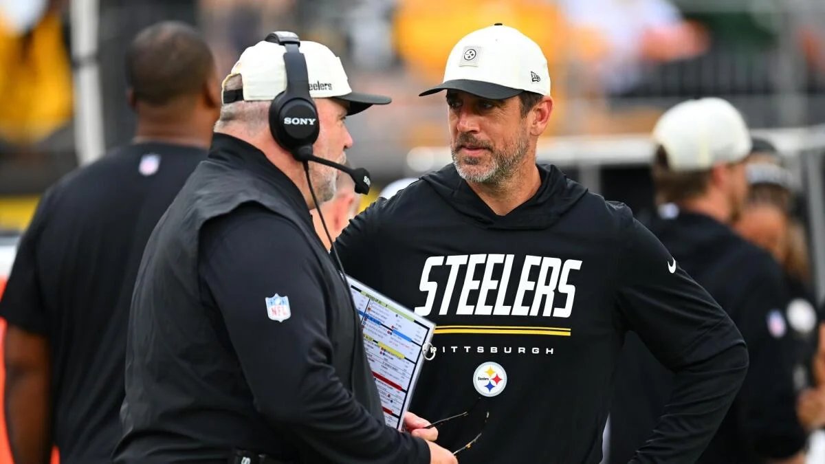 Aaron Rodgers, Mike McCarthy have heated exchange during Steelers-Browns game