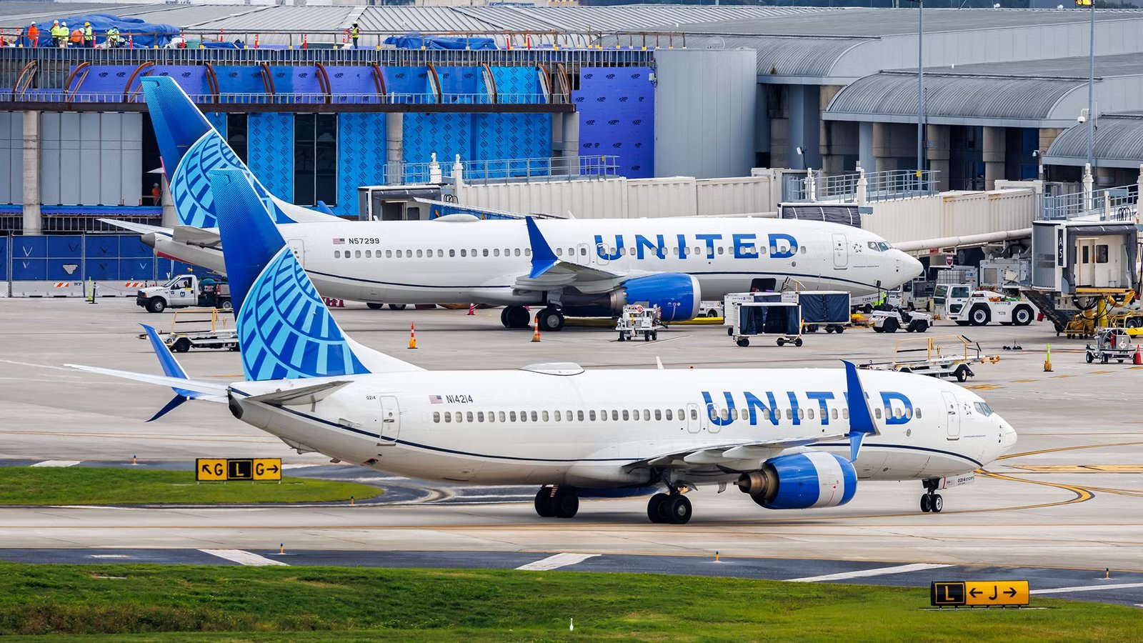 United Passenger Scores Exit Row To Himself, Streams 5 Football Games At Once On Starlink