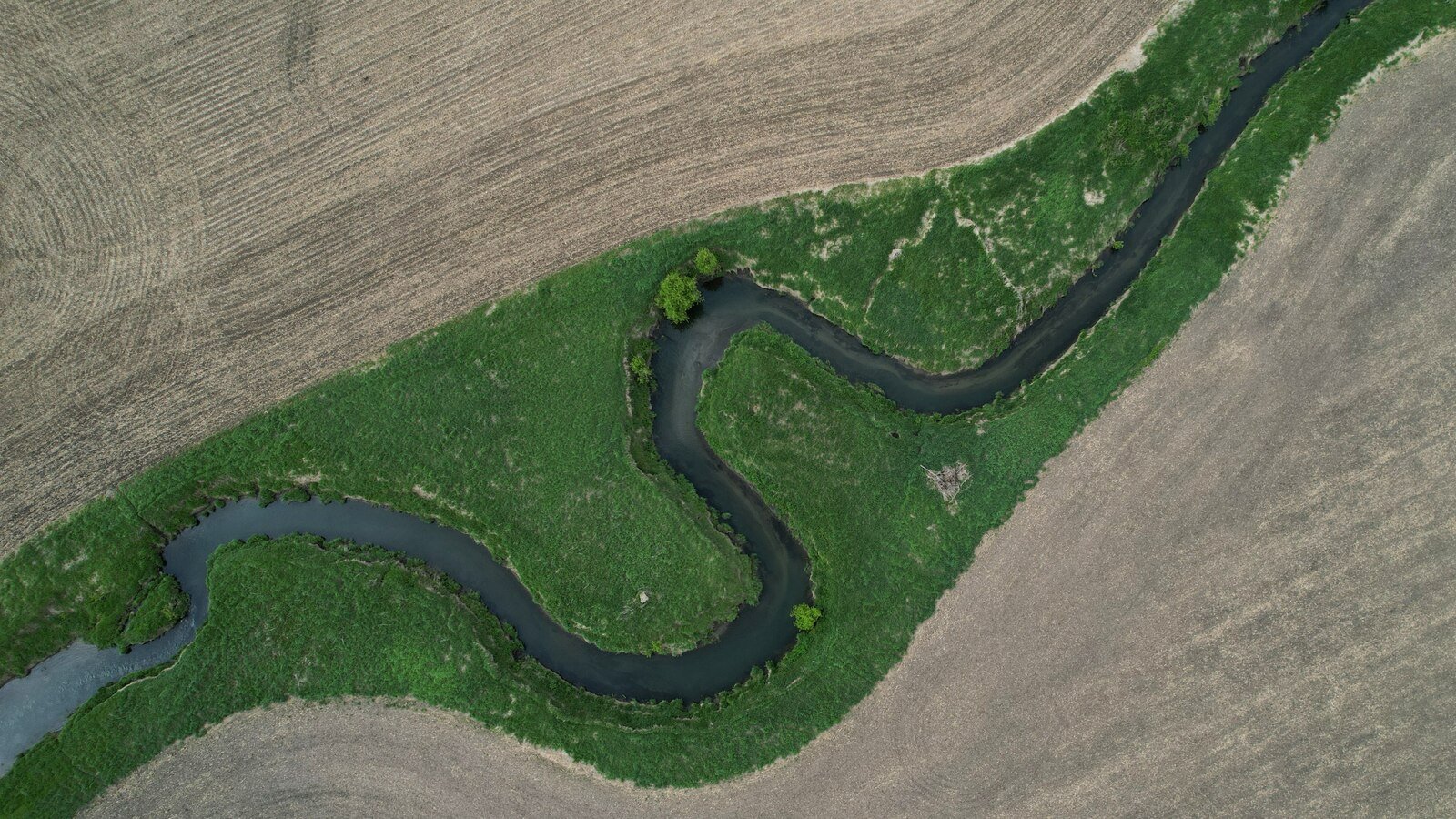 Iowa faces a reckoning over water quality and cancer rates in midterm campaigns